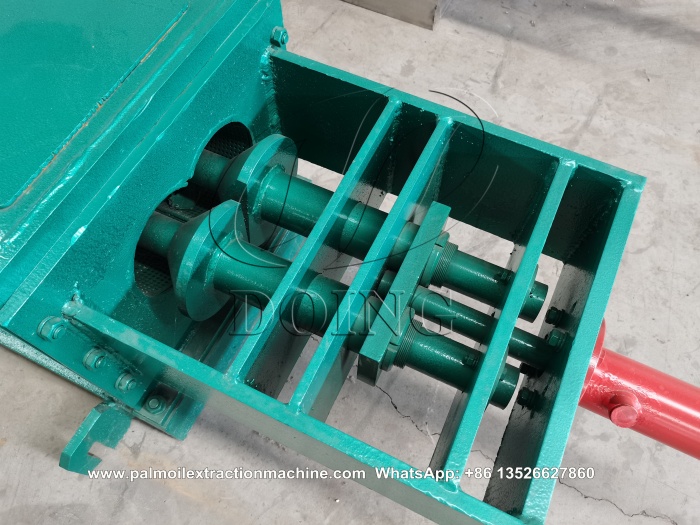 Two rotating screws.jpg Two rotating screws.jpg