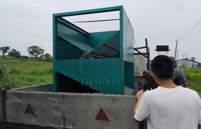 Palm fruit thresher