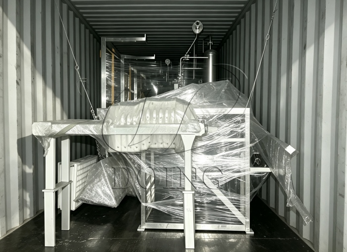 Palm oil refining and oil filling machine shipment